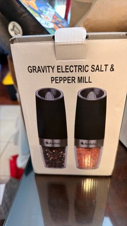 Electric salt and pepper mill