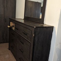 Dresser With Mirror 