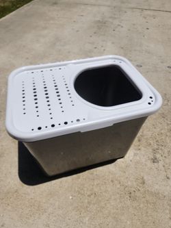 Top entry litter box