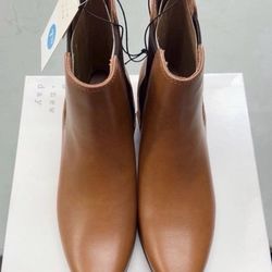 Women’s Boots Shoes Size 7.5