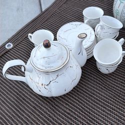 Teapot with cups