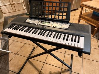 Yamaha portable keyboard EZ200 w/stand