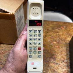 Motorola 8000 brick phone