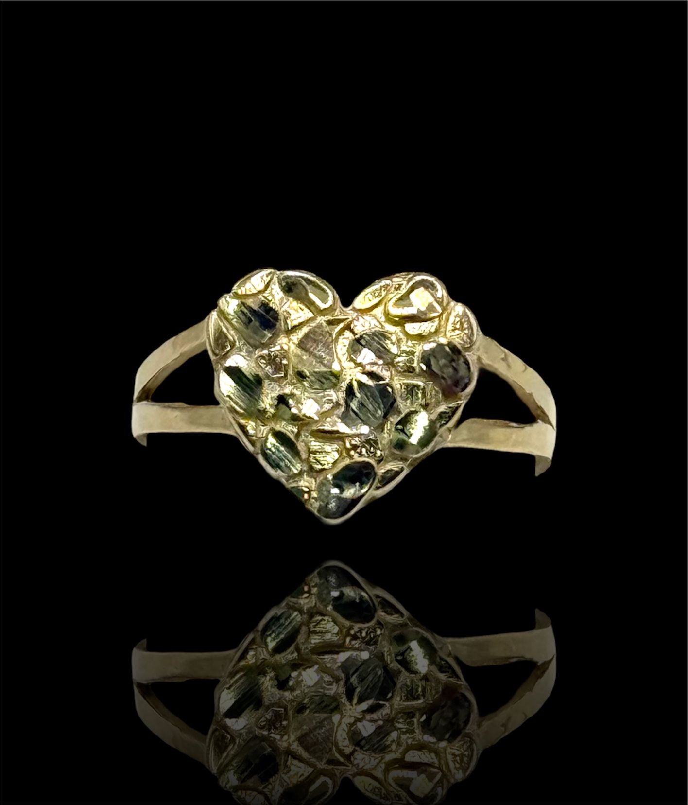 (GRANDE) 10K ANILLO NUGGET CON CORAZON