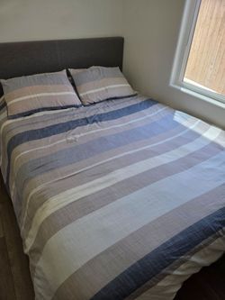 Free queen size comforter and pillow shams only