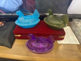 Set of 3 small plastic  Hen on Nest Dishes