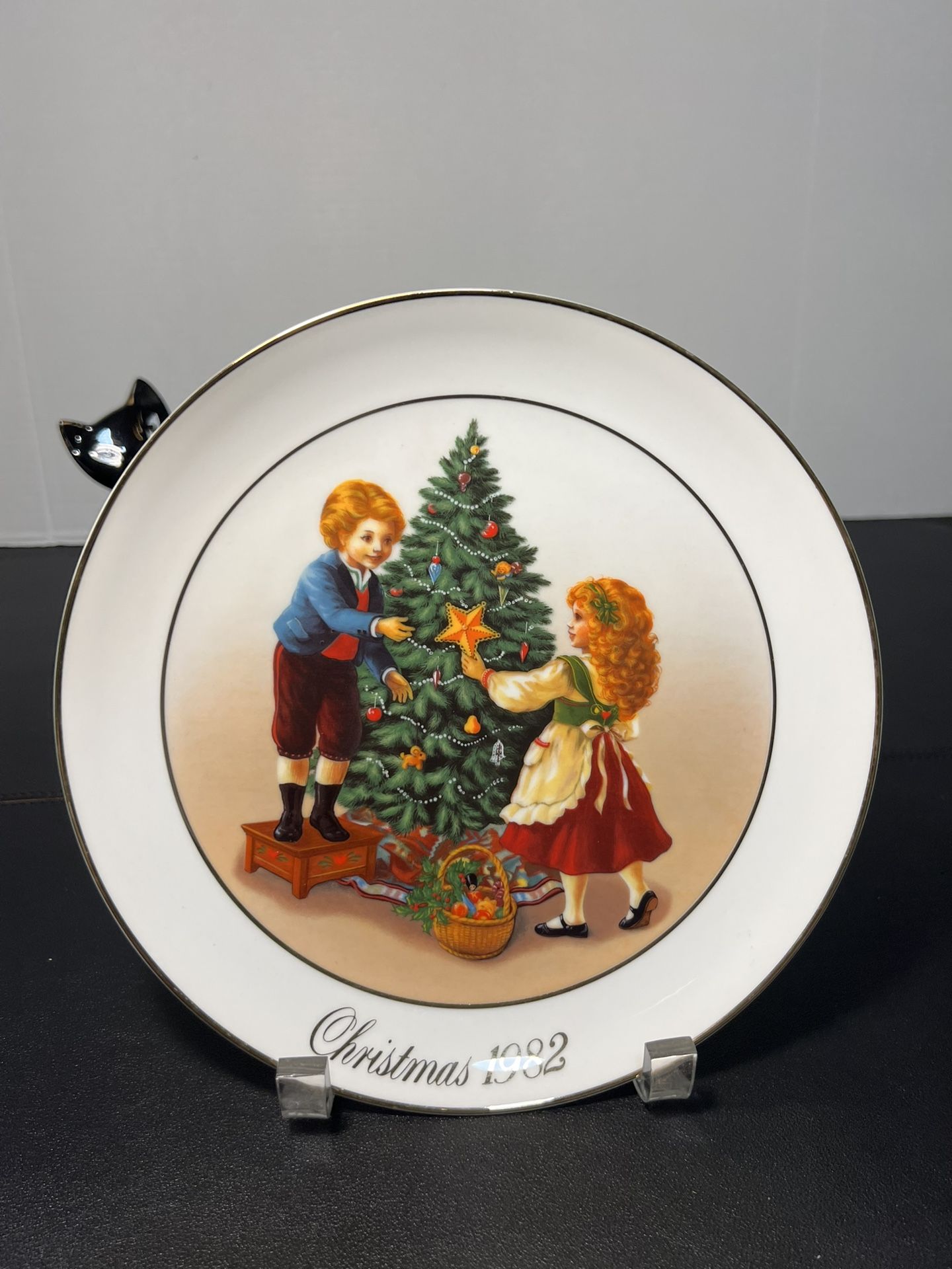 Avon Vintage 1982 Christmas Plate Keeping The Christmas Tradition 22K Gold