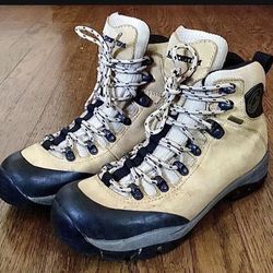 WOMENS HIKING BOOTS 