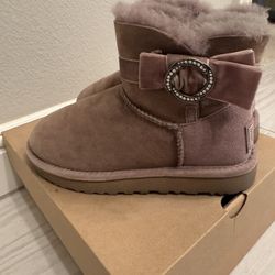 Authentic Ugg Size 7 (LIKE NEW)