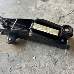 car jack for parts or fix. it works missing one wheel an lever