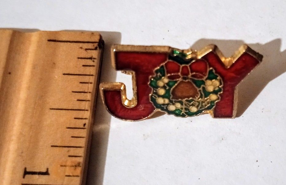 Joy Christmas Holiday Wreath Red Green Vintage Collectible Lapel Pin A-1