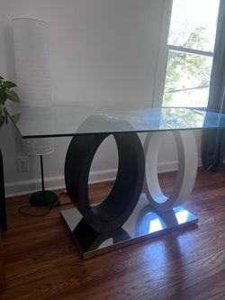Glass dinning room table