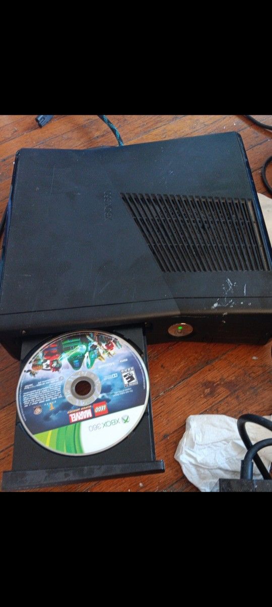Xbox 360 Slim With One Game No Controller