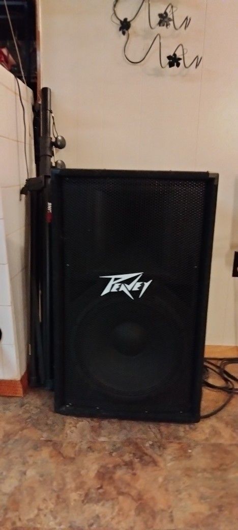 Pair Of Peavey 115 Speakers With 2 Speaker Stands