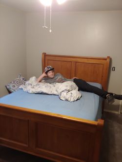 Queen size sleigh bed