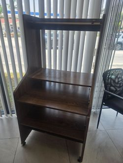 Mueble y silla $30