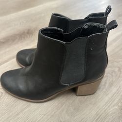 Black boots with high heels 9.5