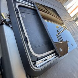 Universal spoiler sunroof