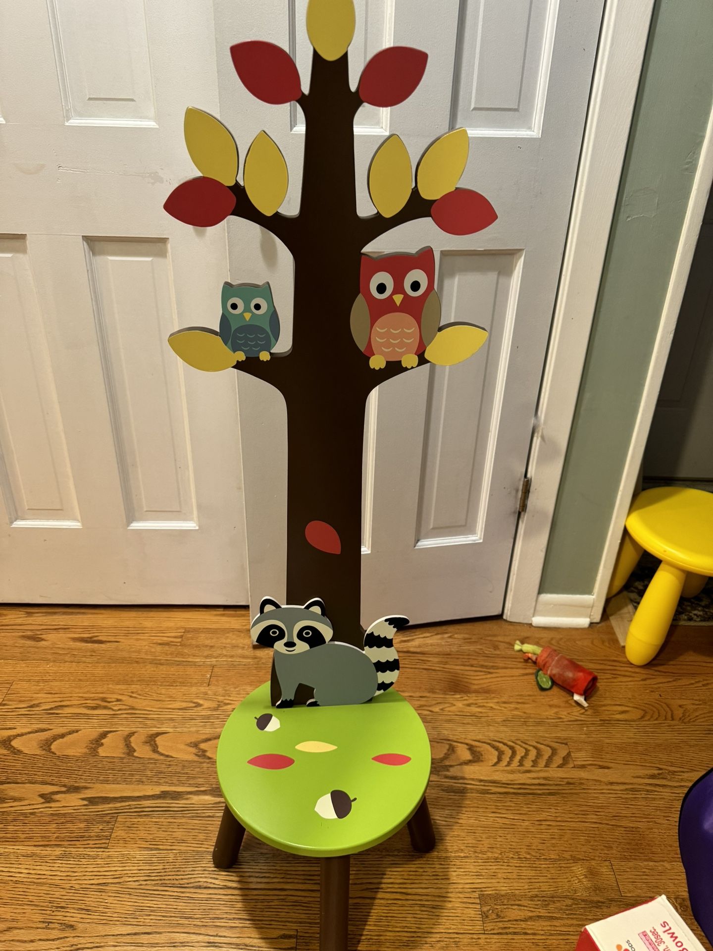 Cute Wooden Kids Clothes Hanger And Seat