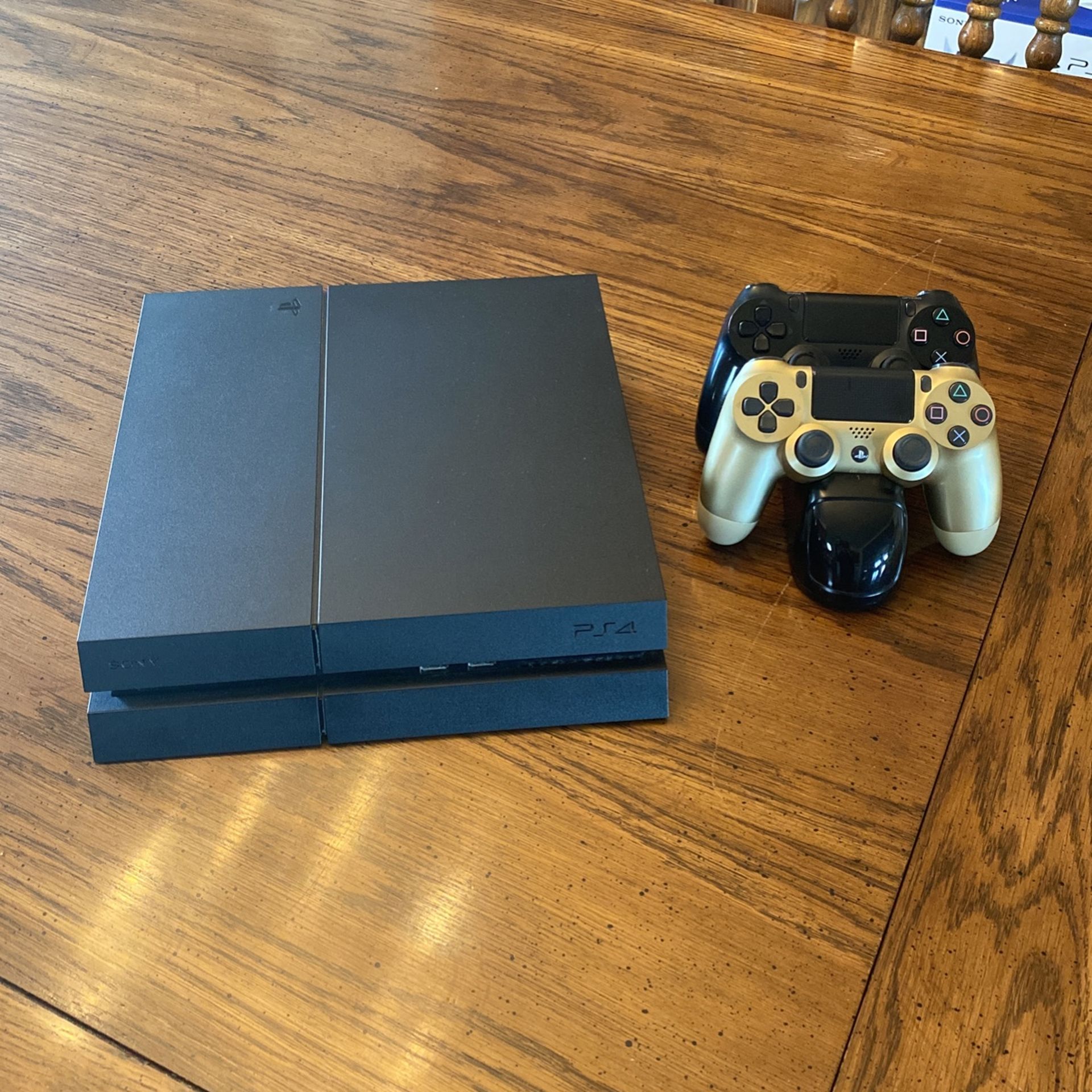 PS4 + Controllers