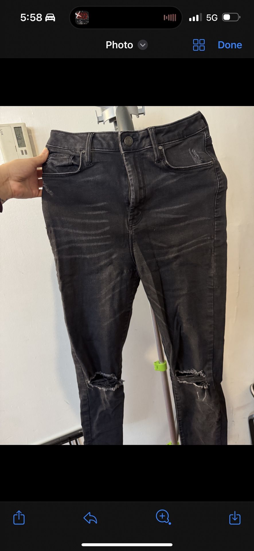 Forever 21 Premium Denim distressed skinny jeans with ripped knees. Made of a stretchable fabric for a comfortable fit. Size 28, perfect for casual ou
