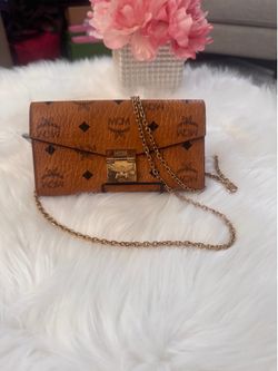 Preloved MCM Tracy Crossbody Wallet on chain