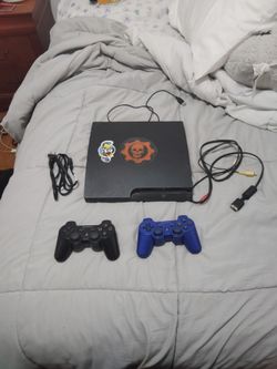 PlayStation 3 slim whit 2 ps 3 controllers ues