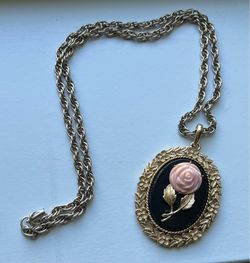 Vintage Avon gold tone necklace 1973