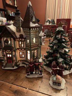 St Nicholas Square House, Tree and Carollers