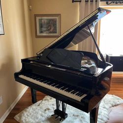 Yamaha - Beautiful Black Gloss Baby Grand Piano