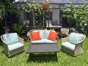 4-Piece Outdoor Patio Conversation Set – Excellent Condition