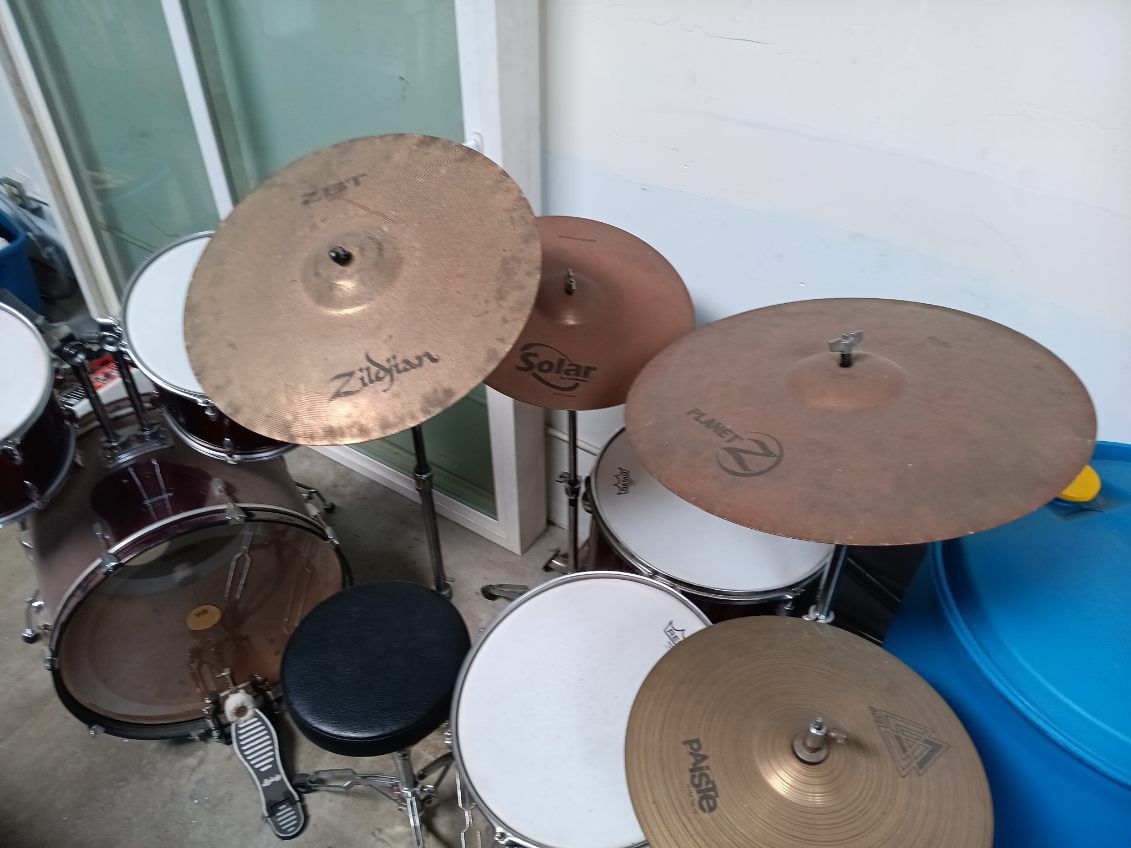 Ludwig Drum Set With Cymbals And Throne
