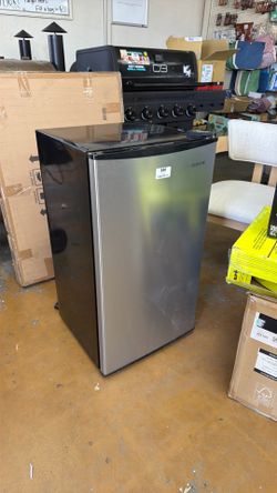Vissani 3.2 Cu Ft 1-Door Mini fridge