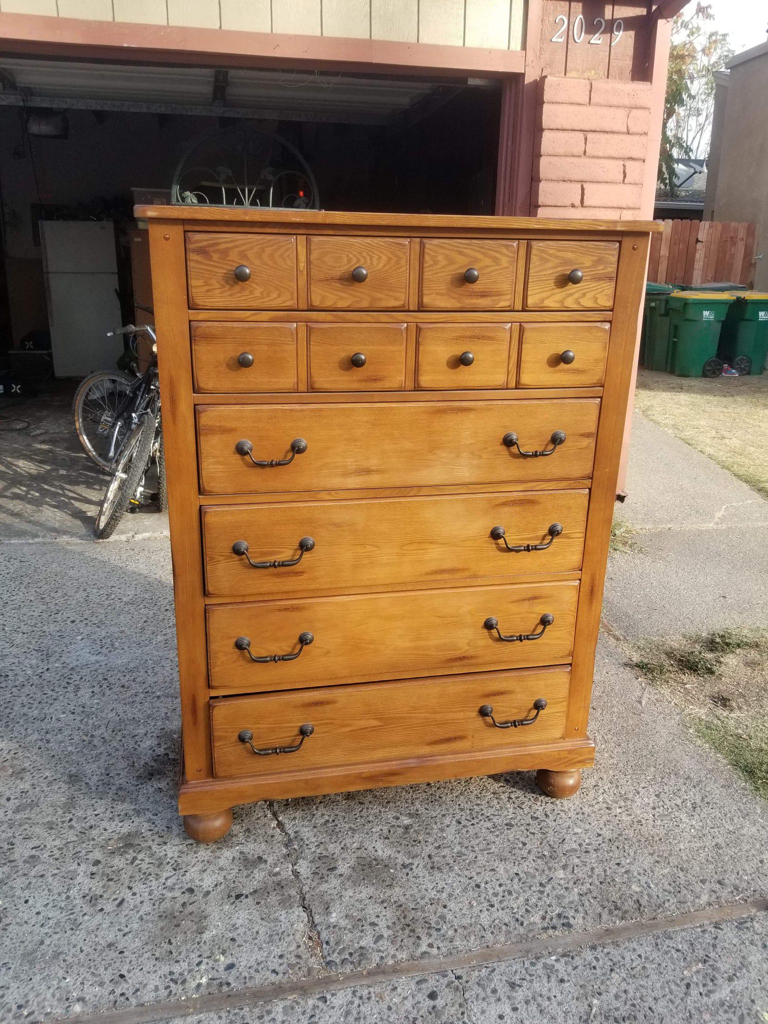 Solid wood 6 drawer dresser. Good condition