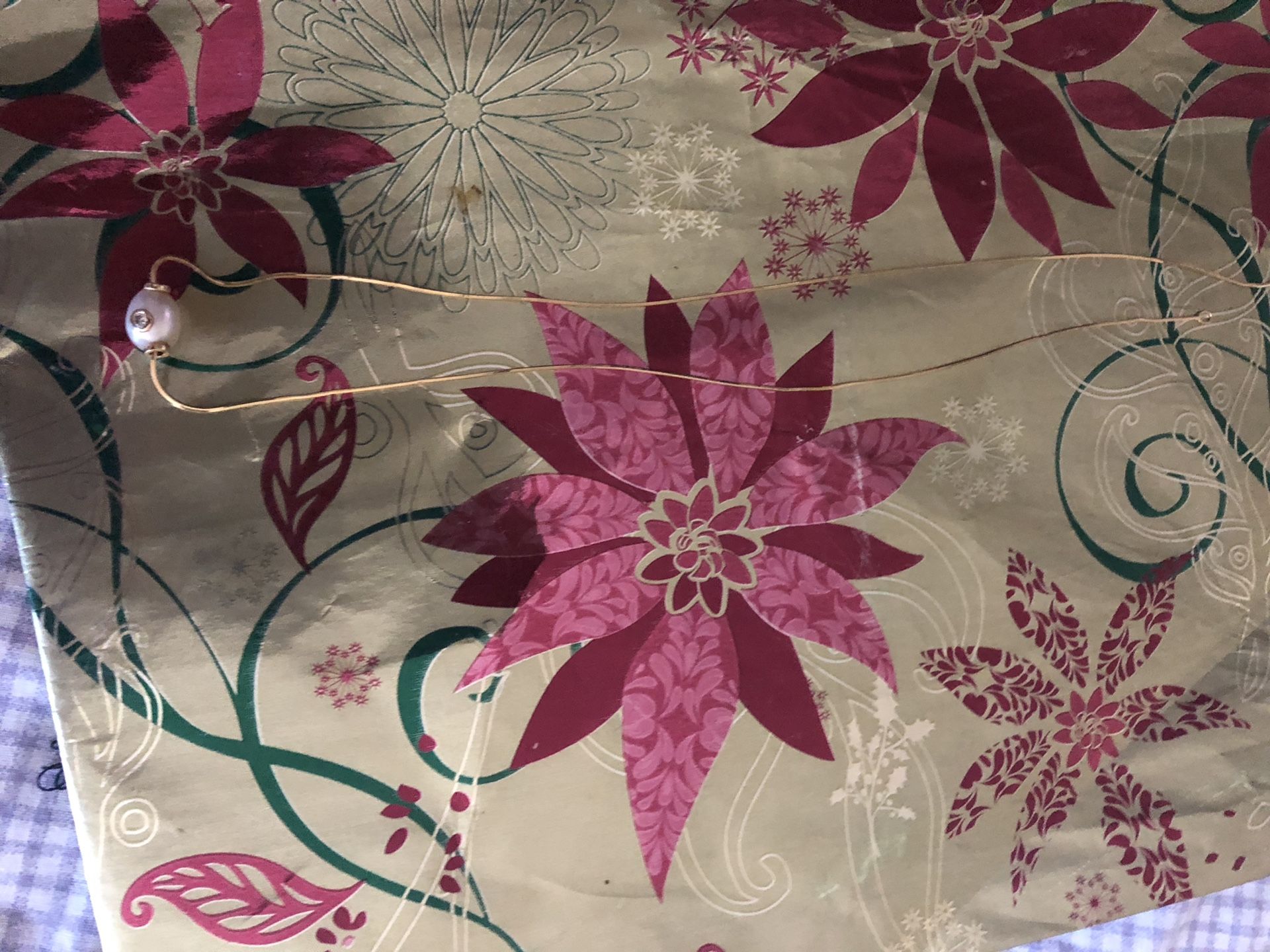 A necklace 14k gold with a charm pearl and diamond