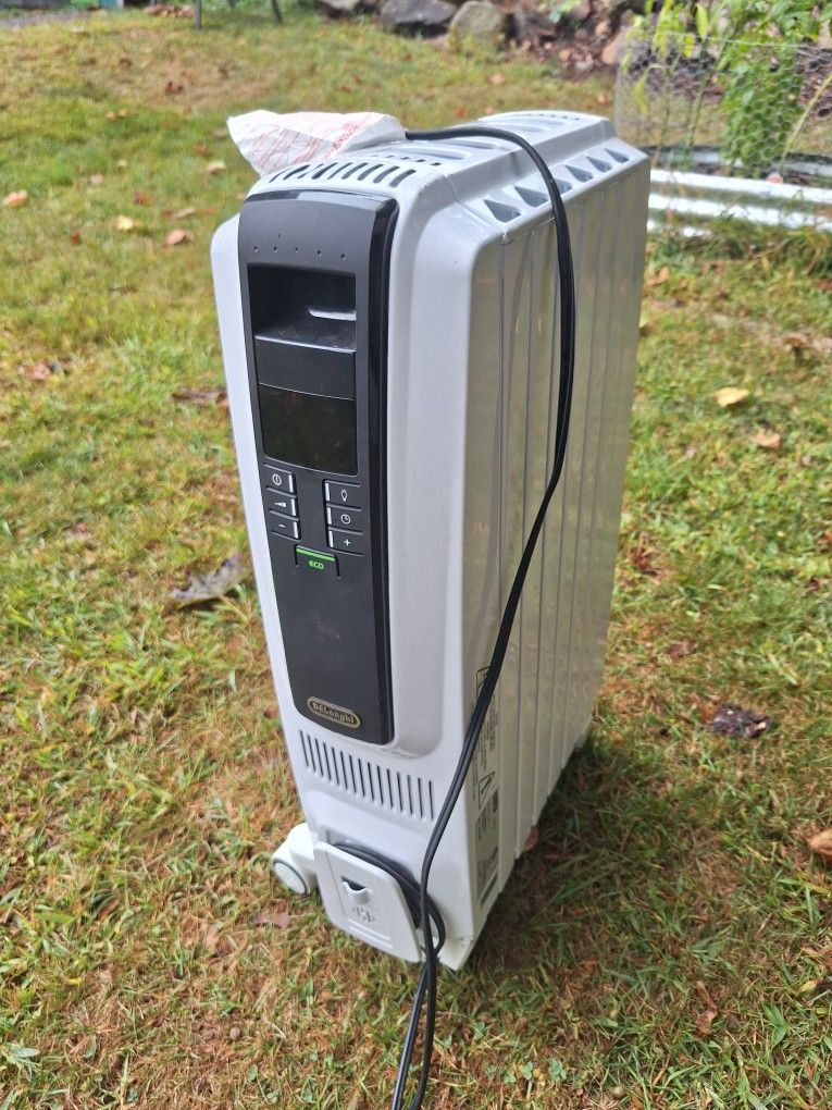 DELONGHI DRAGON DIGITAL FULL ROOM RADIANT HEATER.
