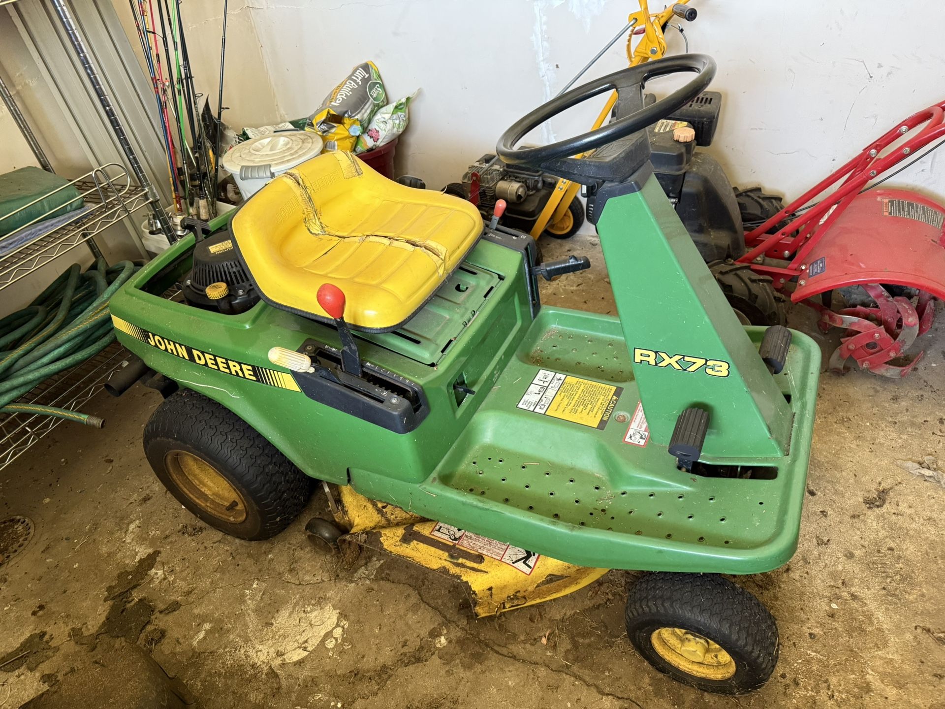 Non Running John Deere Lawn Tractor Mower. For Parts