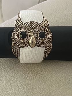 Vintage Cute OWL Bangle Bracelet Gold Tone White Faux Leather Hinged Clamper Statement