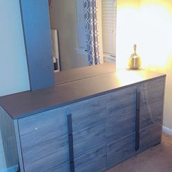 Dresser For Sale In Good Condition