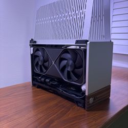 RTX 5080 FE | Ryzen 7 7800X3D | 32GB DDR5 | 2TB SSD | 850W PSU | 1x 120mm Fan | Fractal Terra ITX