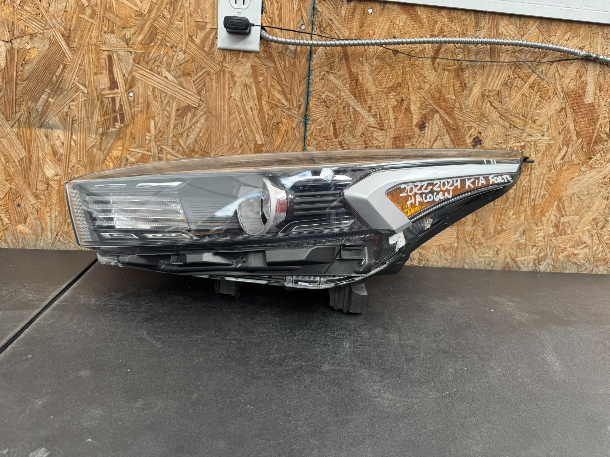 2022 2023 2024 KIA FORTE LEFT SIDE HEADLIGHT HALOGEN OEM USED