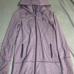 Lululemon Size 6 used maybe twice for a bit no more then that so is n great condition.