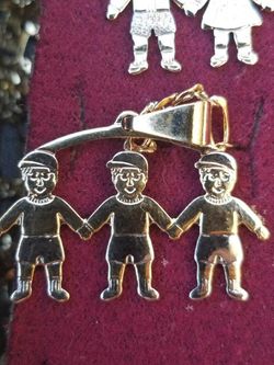 Cadena con dige de 3 hermanos de oro laminado