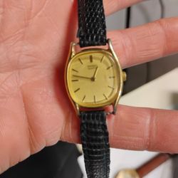  vintage Seiko quartz dress watch, and the back clearly shows:
Model: 2(contact info removed)
Movement: Quartz (battery-power