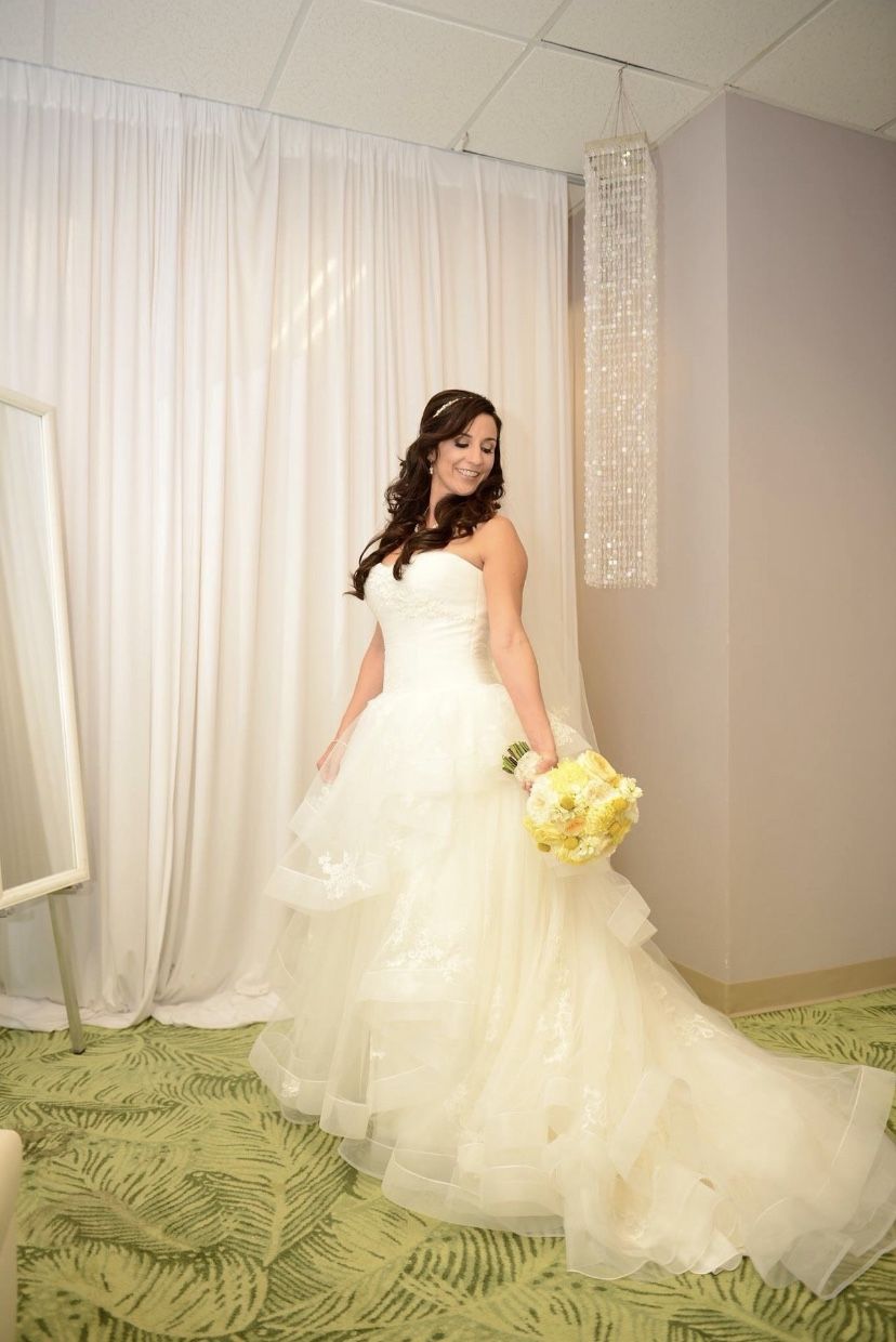 Beautiful Vera Wang wedding gown Size 6