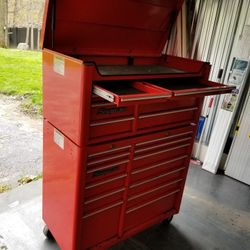 Snap on toolbox top and bottom