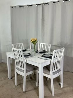 Contemporary Extendable Dining Table with 4 Chairs