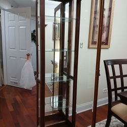 Lighted Curio gabinet