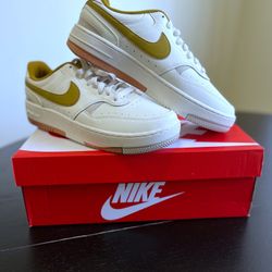 NIKE WOMEN SHOES SIZE 10 