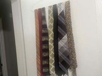 Lots of collection of 7 high quality new mens ties. Has different patterns and colours